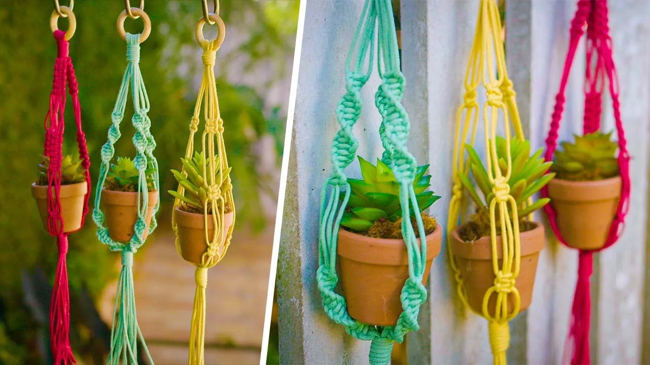 Três suportes de plantas feitos com nós básicos de macramê e argolas de madeira.